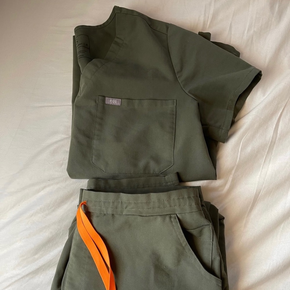 FIGS  Moss Green Medium Scrub Set